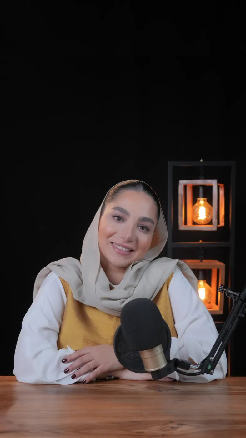 مائده صالحی در فضای ضبط آموزش